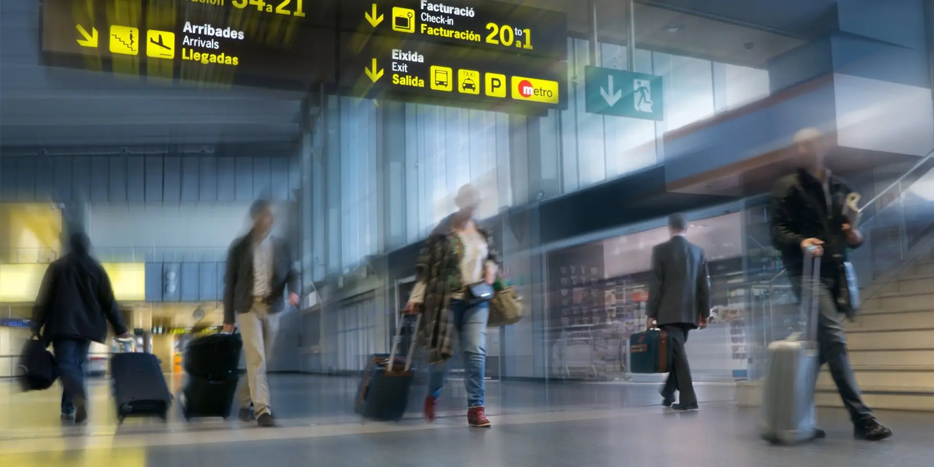 Passengers in an airport representing a connected journey using the Appssenger smartphone app